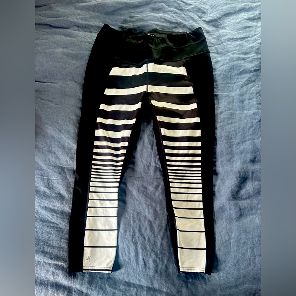ATHLETA Striped Black & White Capri Leggings. Zip Pocket, Drawstring. Size M